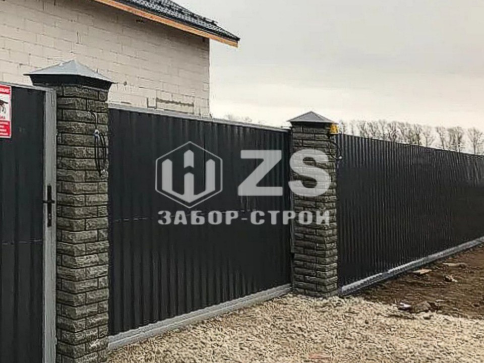 Забор из профнастила с кирпичными столбами 6 соток Забор из профнастила с кирпичными столбами 6 соток